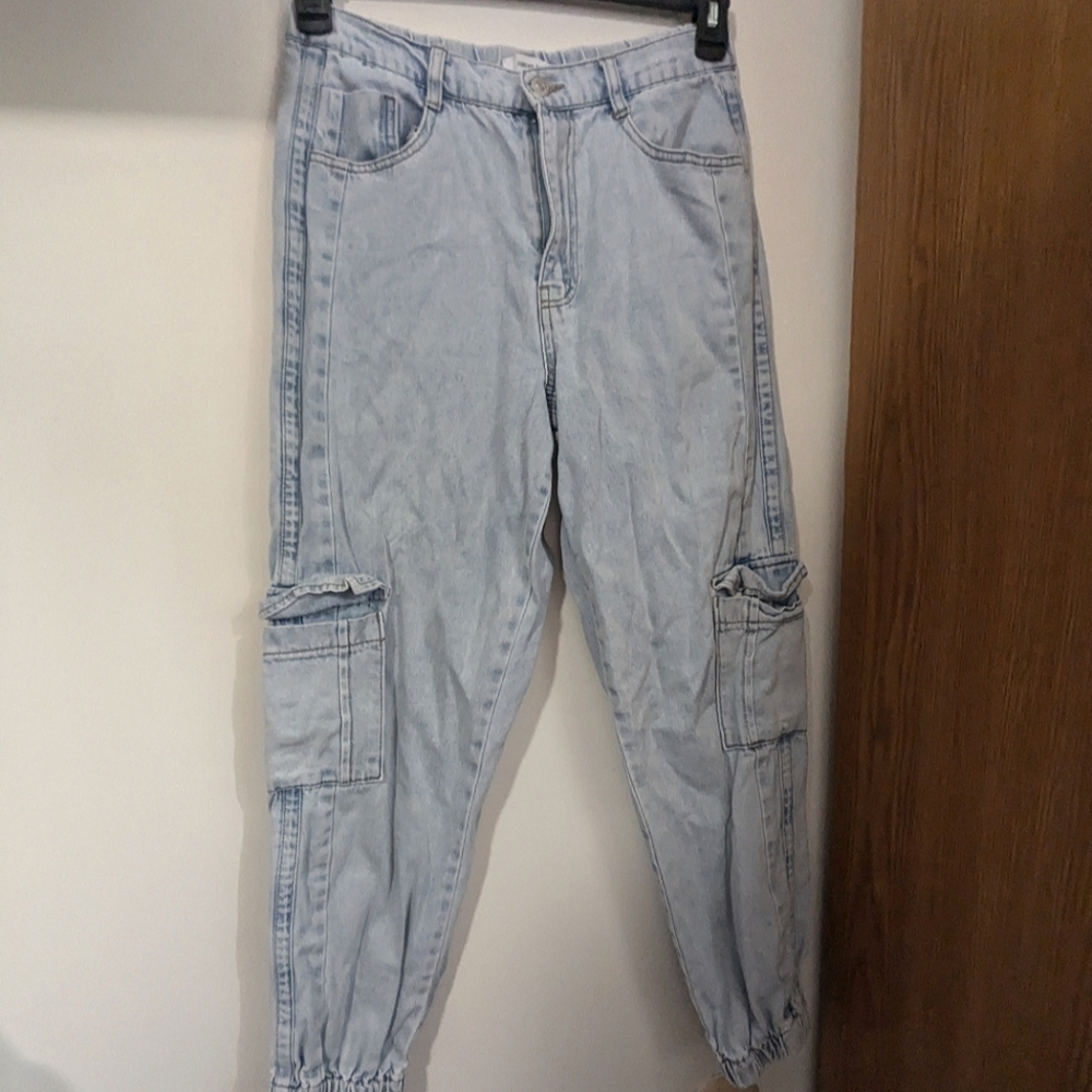 Forever 21 high-rise cargo jeans M